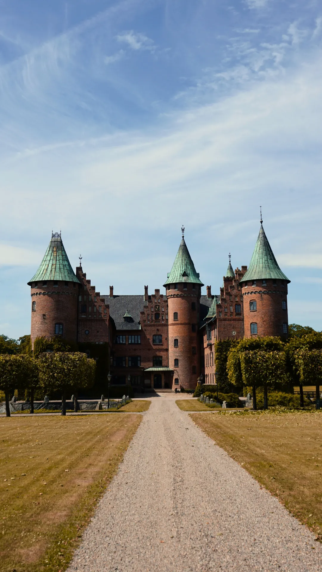 Slot med grønne tårnspir fra House of Vinterbergs AW26-kampagne