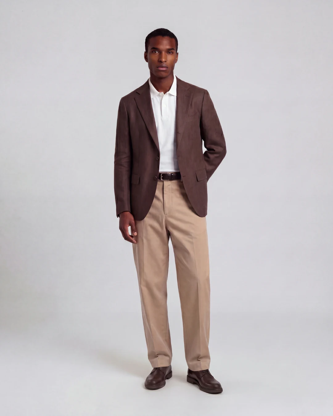 Wardrobe service - formel look i brun blazer og beige bukser